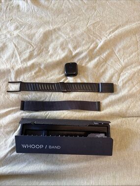 Men’s Whoop band 4.0 Fitness Tracker Band with Black Straps and charger